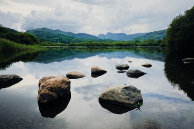 灰色岩石白天湖
